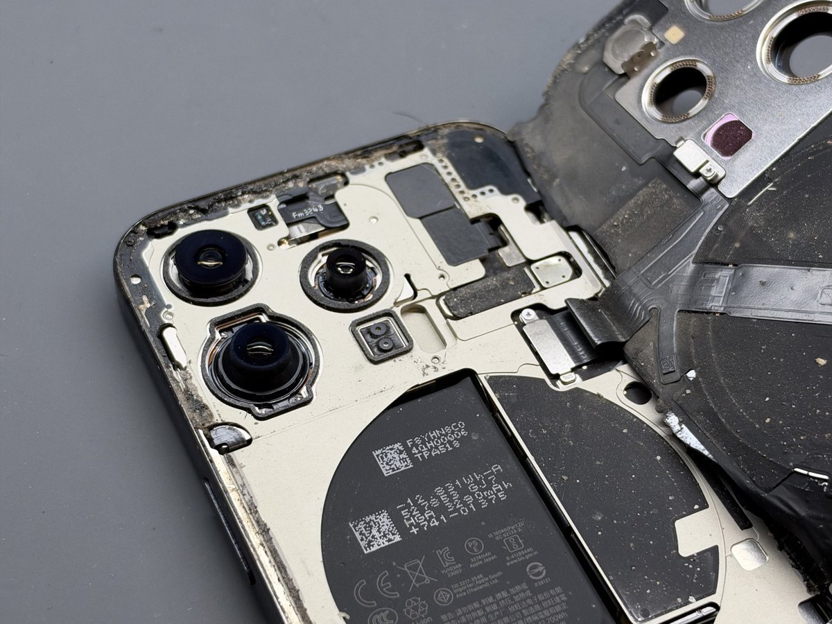 iphone-15-pro-otevreny-prach-na-ramu